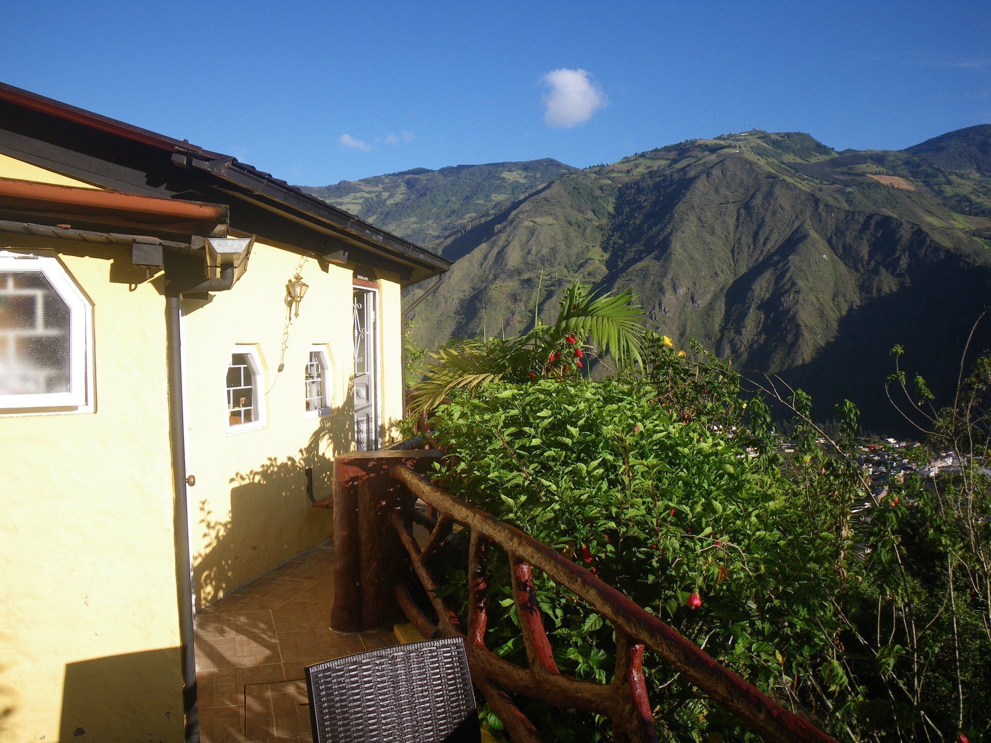 La Casa Amarilla Hotel Banos  Exterior photo